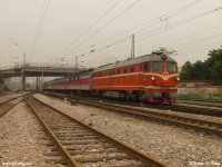 DF4B-2290 leading a northbound passenger train.