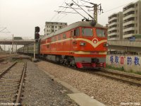 Running fast, a DF4B-2611 with a southbound passenger train.