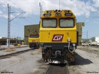 Two Siemens-EMD-EDI GT42CUAC diesel-electric loks in the mid-day sun.